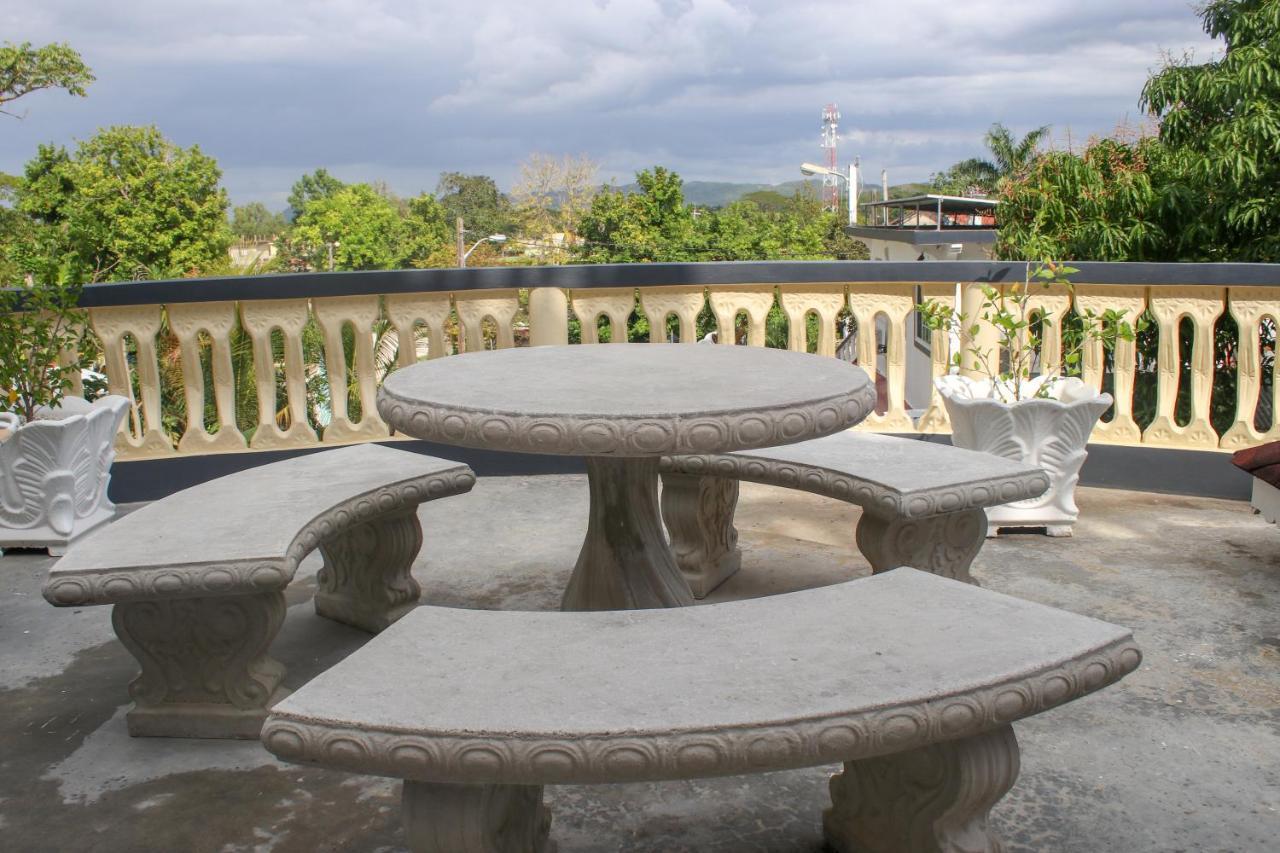 Van Villa Guesthouse Negril Eksteriør billede
