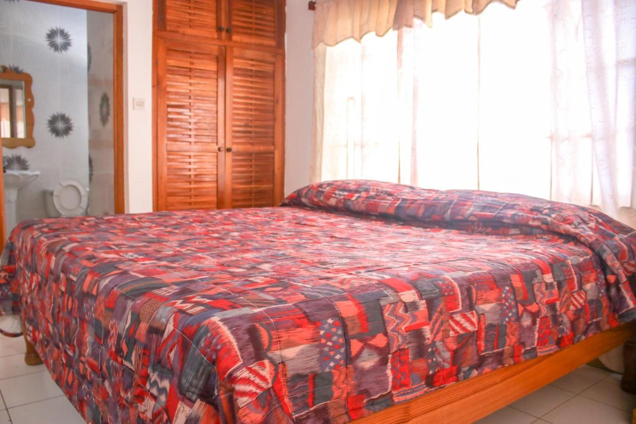 Van Villa Guesthouse Negril Eksteriør billede